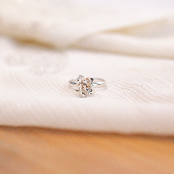 Amaryllis flower ring