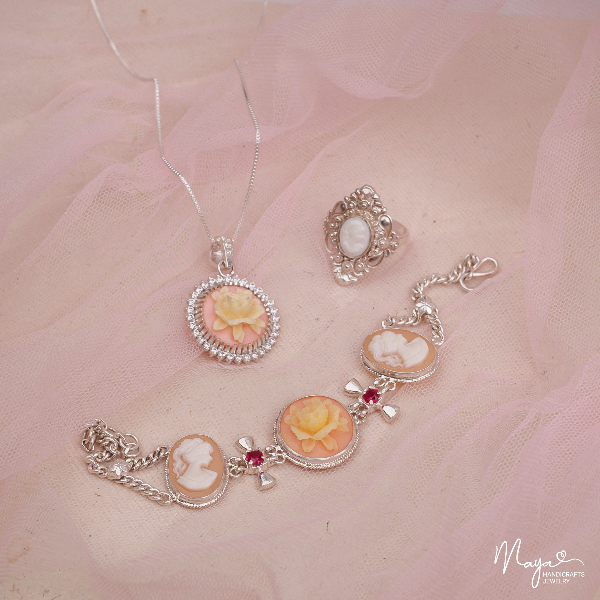 Cameo flower pendant