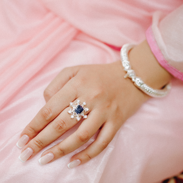 Jhilimili blue sapphire ring