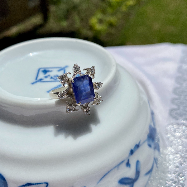 Jhilimili blue sapphire ring